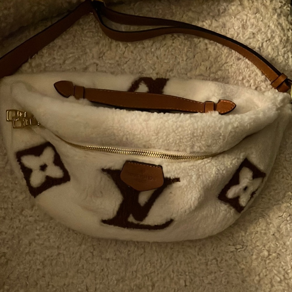 Source Unknown White and Brown Fleece Bag